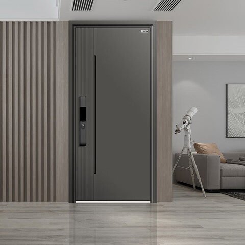 住宅门锁更换案例，安装人员正在更换C级锁芯