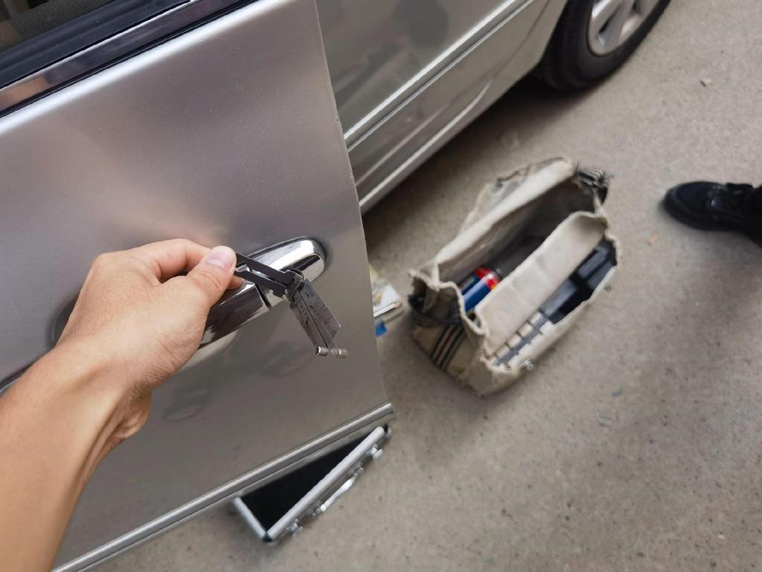 汽车紧急开锁案例，技师正在使用专业工具为汽车开锁