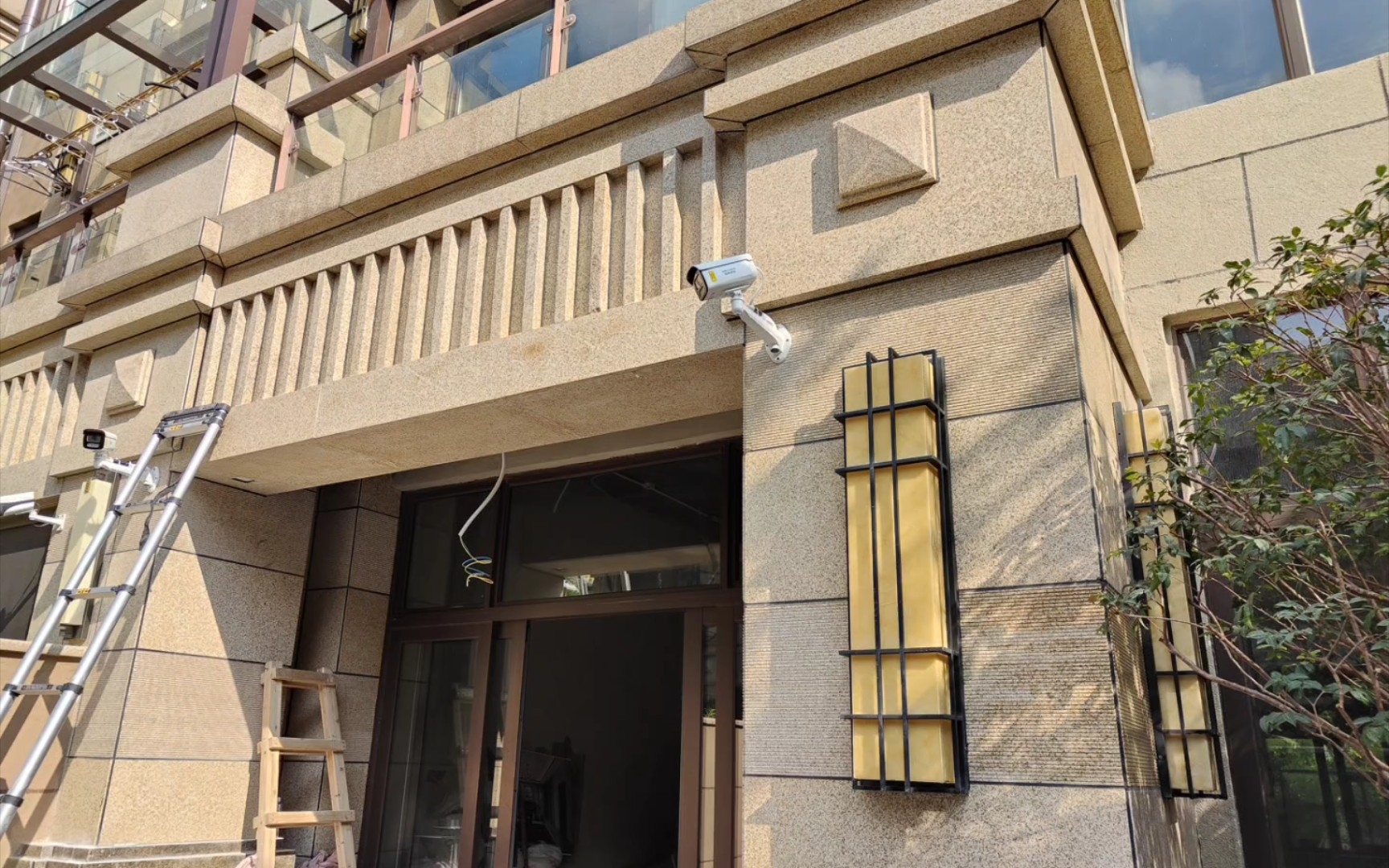 别墅安防系统安装案例，展示多种安防设备