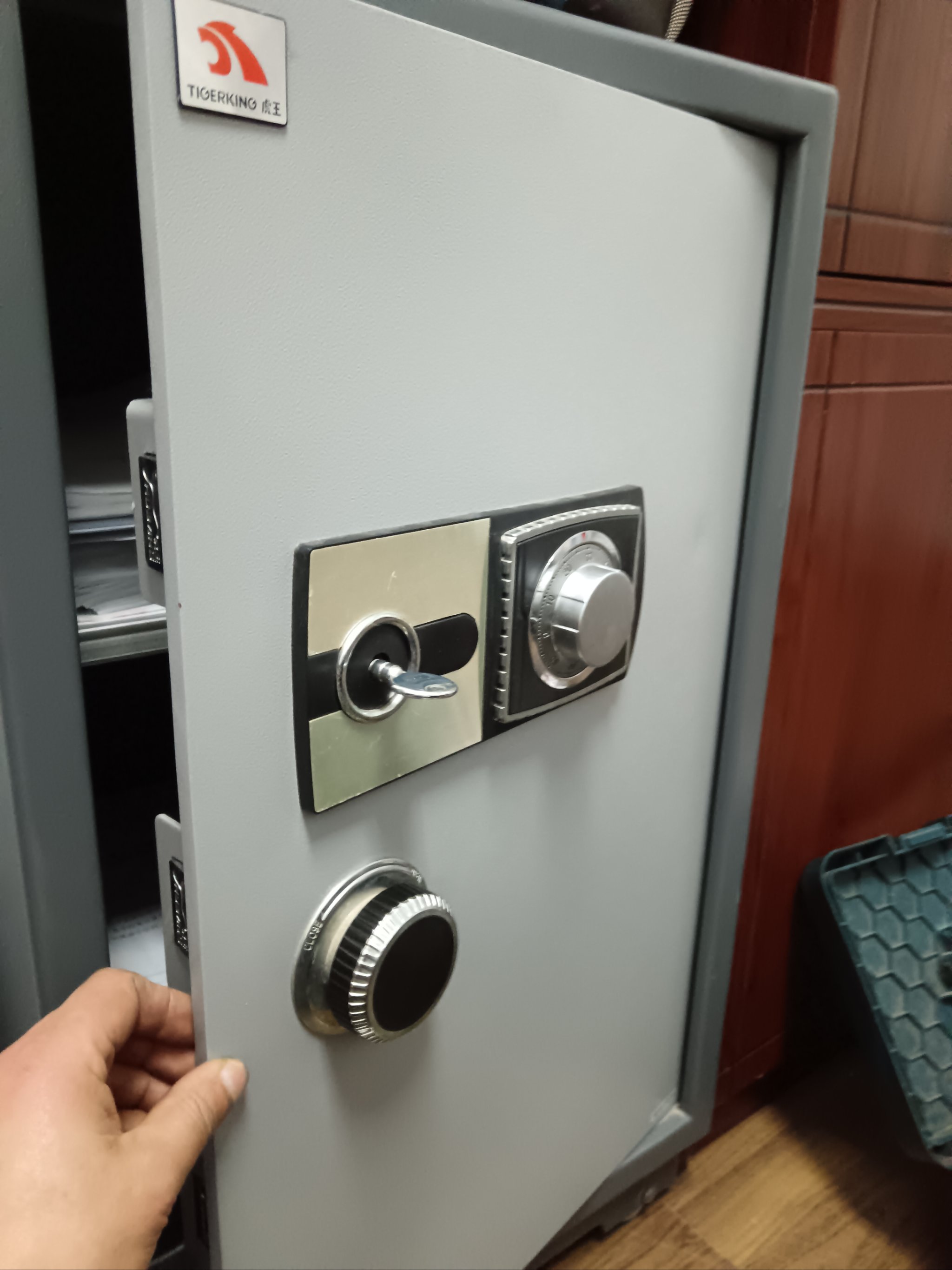 保险柜密码重置案例，技师正在操作保险柜面板